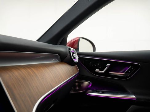 Used 2025 Mercedes-Benz GLC 350e 4MATIC image 36