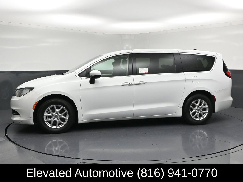 Used 2023 Chrysler Voyager LX FWD image 2