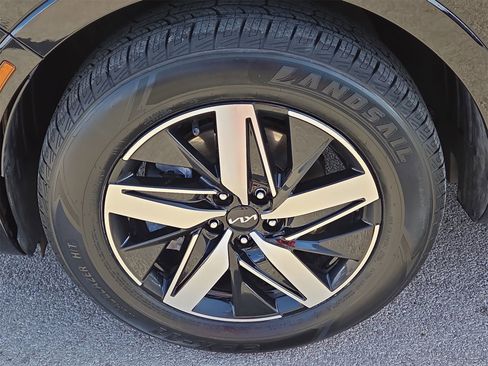 Used 2022 Kia Sorento EX w/ Panoramic Sunroof Package image 11