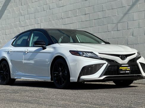 Used 2022 Toyota Camry XSE FWD image 2