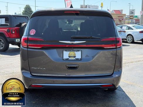 Used 2023 Chrysler Pacifica Touring-L FWD image 6