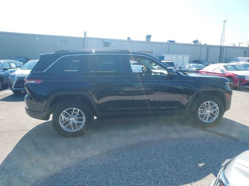 Used 2023 Jeep Grand Cherokee Laredo w/ Luxury Tech Group I AWD/4WD image 8