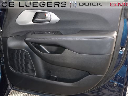 Used 2025 Chrysler Pacifica Limited image 16