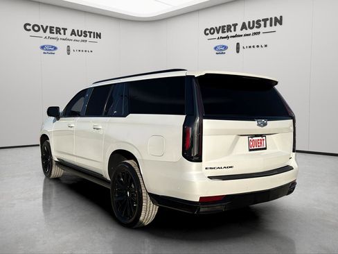 Used 2024 Cadillac Escalade ESV Sport w/ LPO, ONYX Package image 3