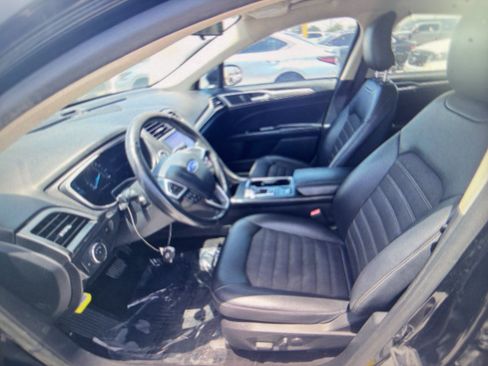 Used 2017 Ford Fusion SE w/ Equipment Group 201A FWD image 3