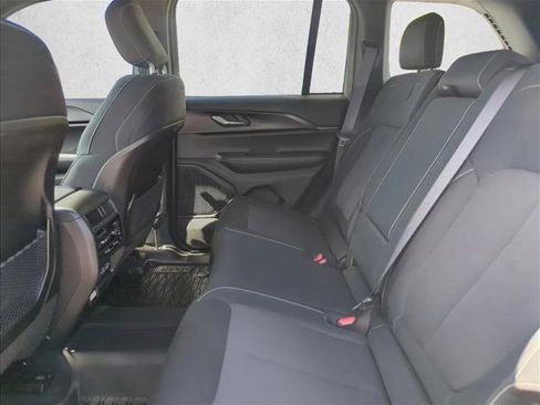 Used 2025 Jeep Grand Cherokee Laredo w/ Luxury Tech Group I RWD image 16