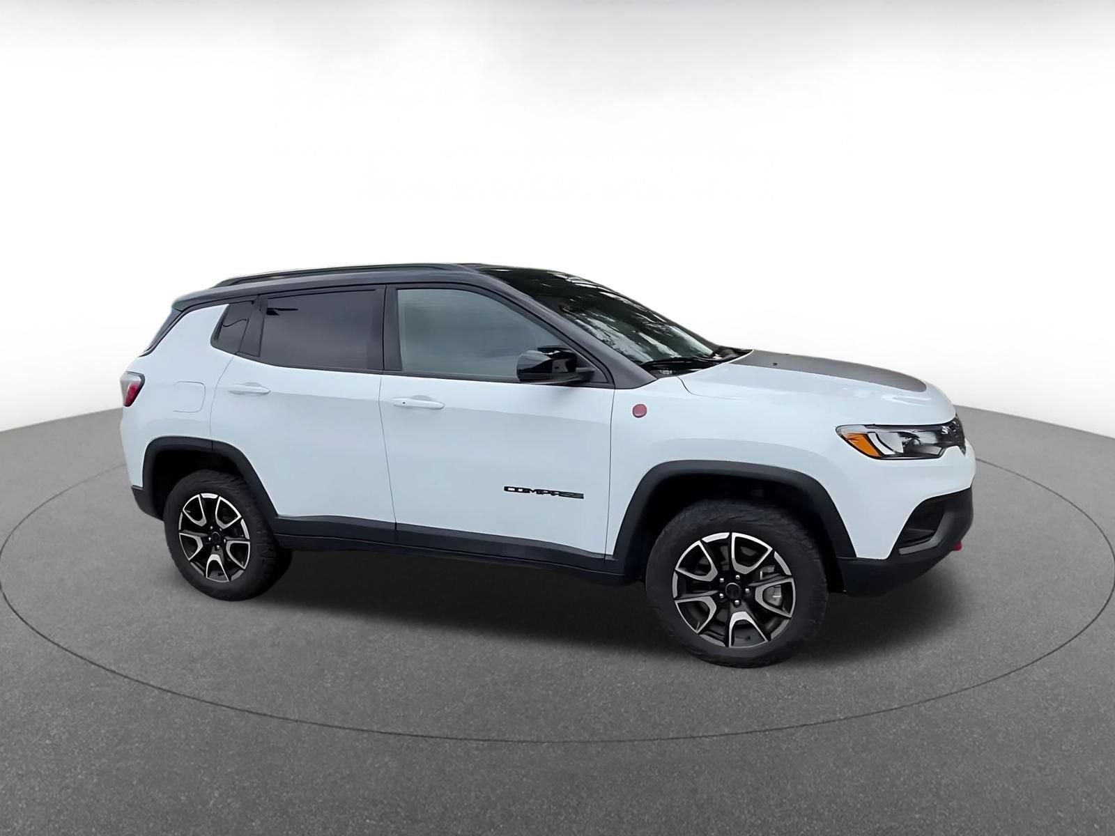 Used 2025 Jeep Compass Trailhawk AWD/4WD image 2
