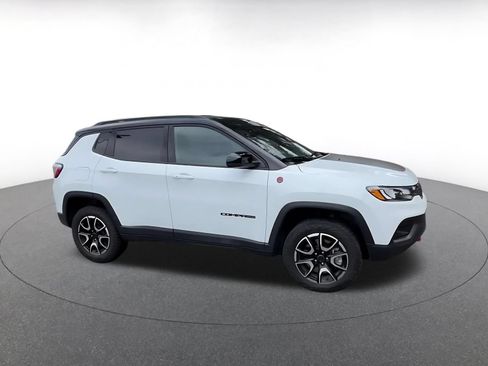 Used 2025 Jeep Compass Trailhawk AWD/4WD image 2