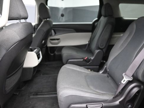 Used 2023 Kia Carnival LX image 12