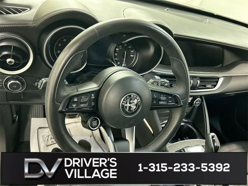 Used 2023 Alfa Romeo Stelvio Ti image 2