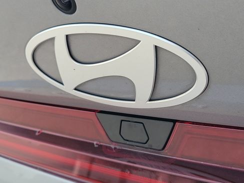 Used 2024 Hyundai Elantra Limited FWD image 9
