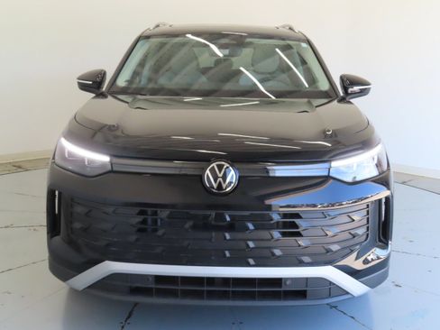 New 2026 Volkswagen Tiguan SE FWD image 9