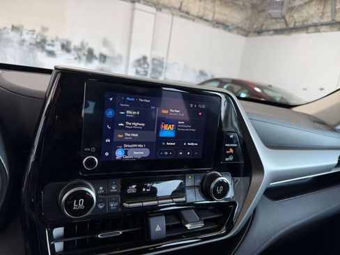 Used 2025 Toyota Highlander LE image 21