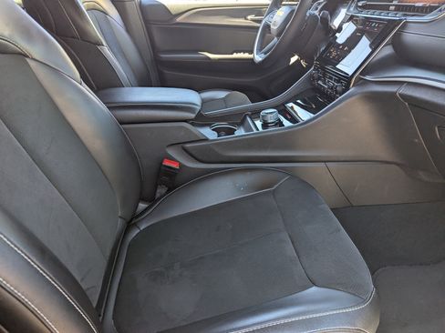 Used 2023 Jeep Grand Cherokee Altitude AWD/4WD image 9