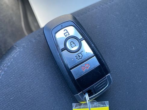 Used 2021 Ford Explorer XLT image 34