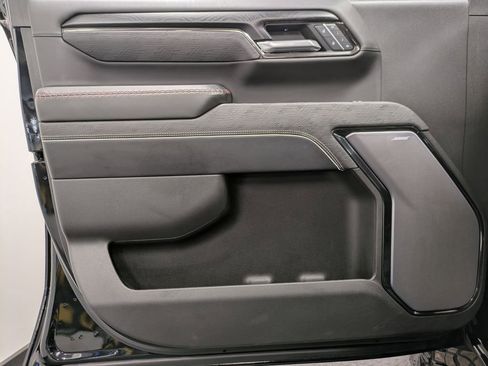 Used 2025 GMC Sierra 2500 AT4X AWD/4WD image 8