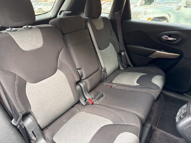 Used 2018 Jeep Cherokee Latitude AWD/4WD image 21