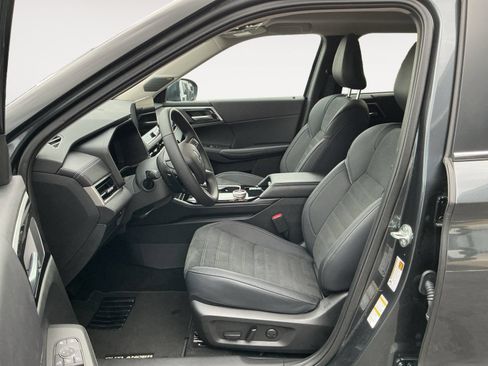 Used 2025 Mitsubishi Outlander SE FWD image 9