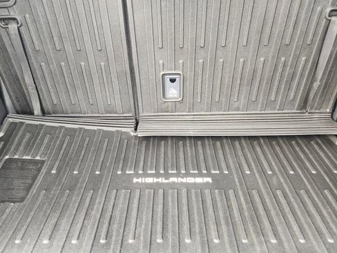 Used 2024 Toyota Highlander XLE image 36