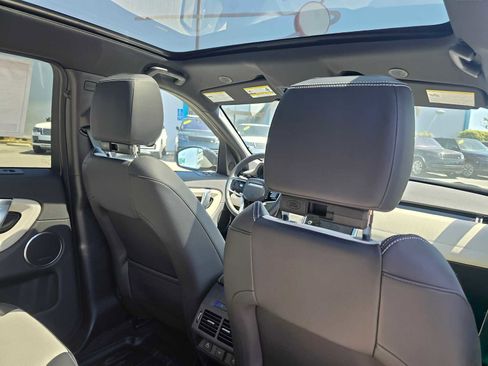 New 2023 Land Rover Discovery Sport SE R-Dynamic image 15
