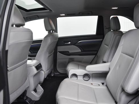 Used 2018 Toyota Highlander image 12