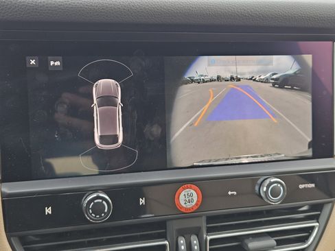 Certified 2026 Porsche Macan image 18