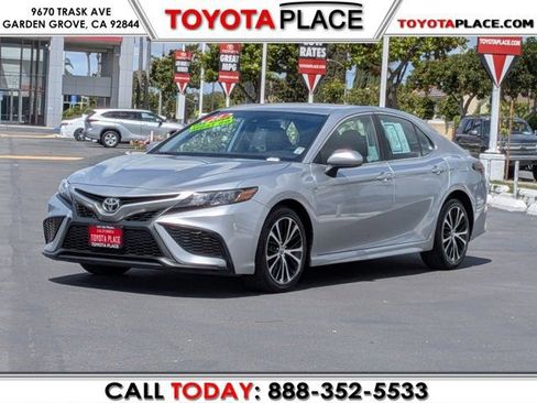 Used 2021 Toyota Camry SE FWD image 1