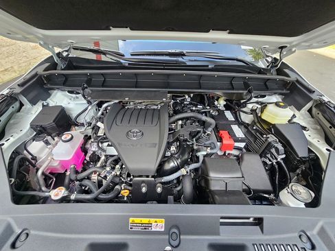 Certified 2024 Toyota Highlander XLE FWD image 11