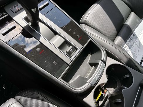 Certified 2025 Porsche Macan AWD/4WD image 33