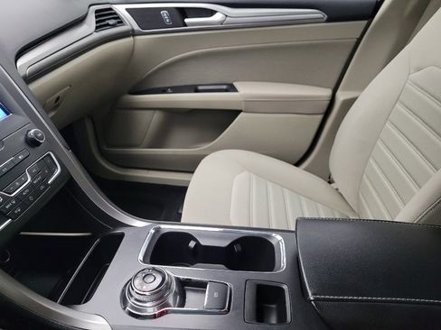 Used 2020 Ford Fusion SE image 26