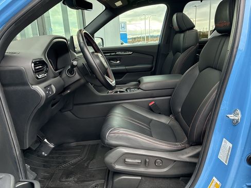 Used 2025 Honda Pilot TrailSport image 10
