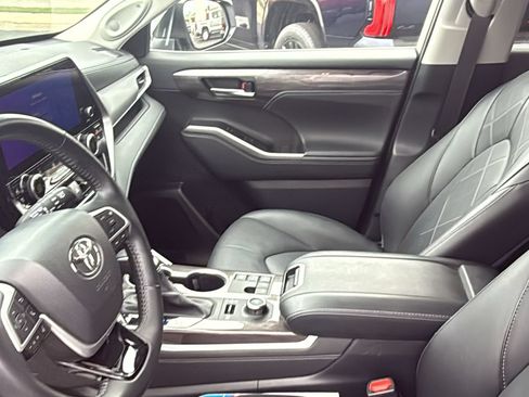 Certified 2024 Toyota Highlander Platinum AWD/4WD image 15