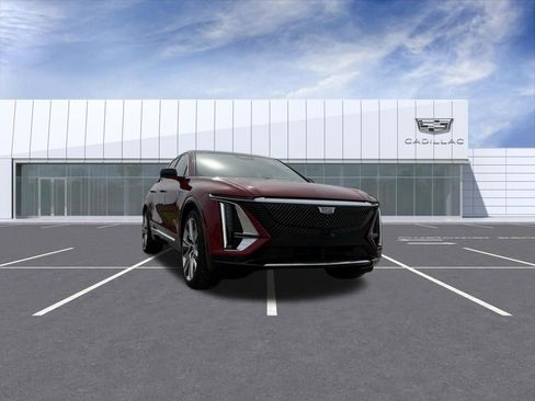 Used 2025 Cadillac Lyriq Luxury w/ LPO, Floor Liner Package AWD/4WD image 8