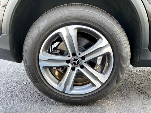 Used 2019 Mercedes-Benz GLC 300 4MATIC w/ Premium Package image 31