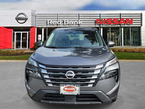 Used 2024 Nissan Rogue SV AWD/4WD image 2