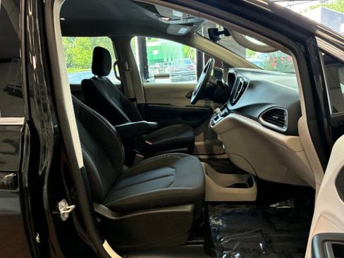 Used 2022 Chrysler Voyager LX FWD image 31