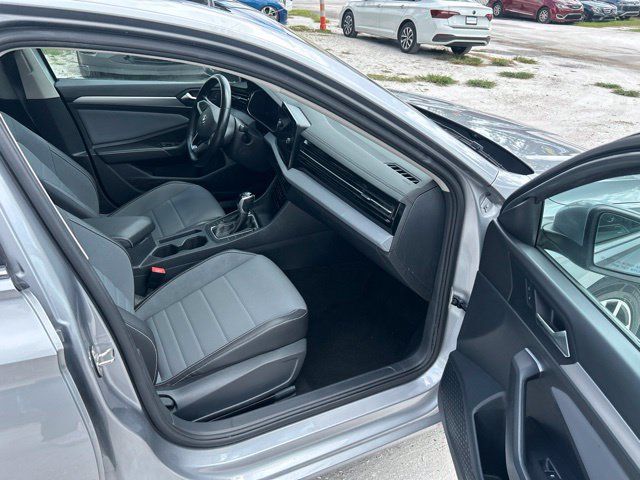Used 2025 Volkswagen Jetta SE FWD image 9