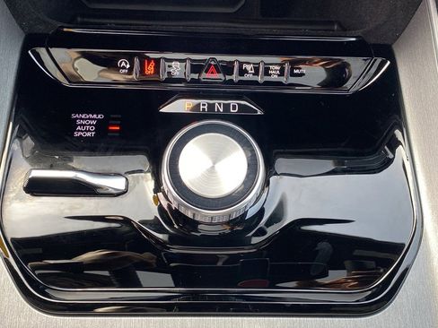 Used 2025 Jeep Wagoneer 4WD w/ Premium Group I image 15