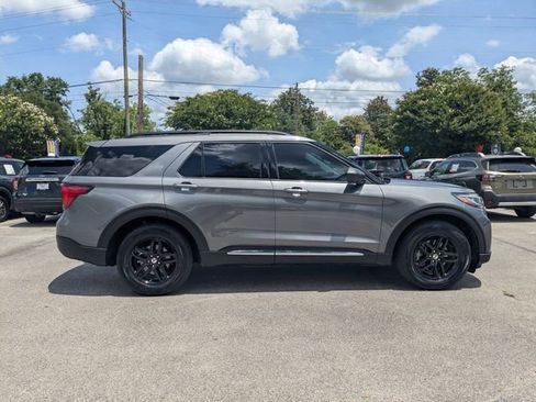 Used 2025 Ford Explorer Active RWD image 2