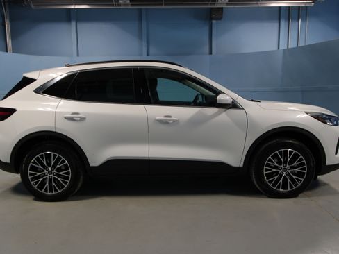 New 2025 Ford Escape SE image 30