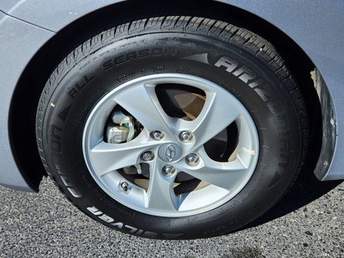 Used 2015 Hyundai Elantra SE FWD image 14