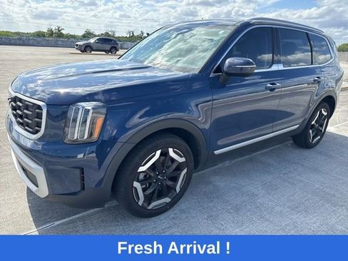 Used 2023 Kia Telluride S w/ S Sunroof Package FWD image 1