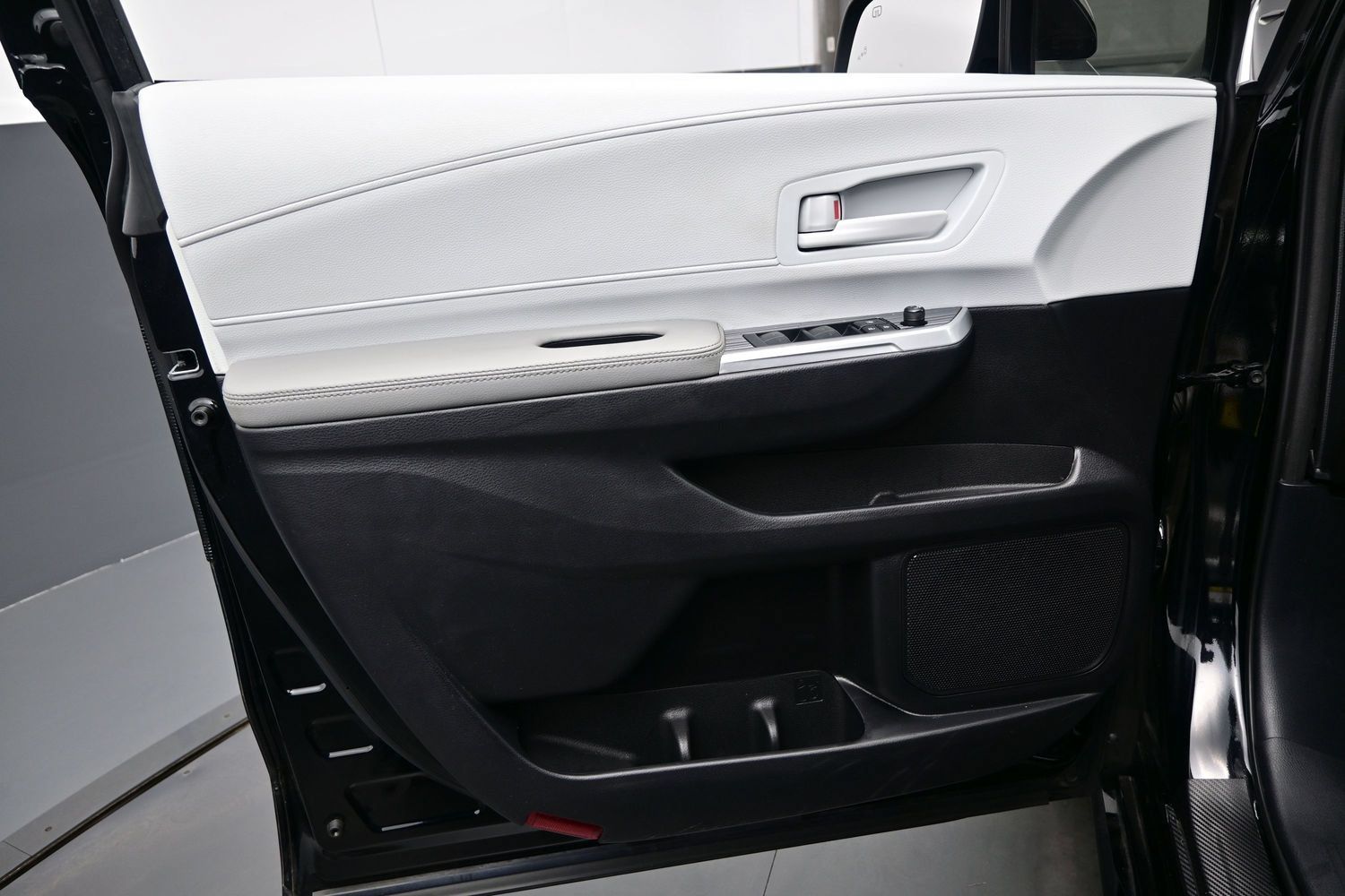Used 2025 Toyota Sienna LE AWD/4WD image 9