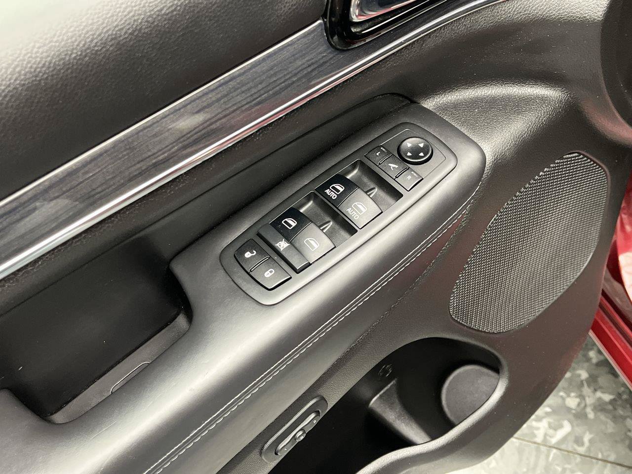 Used 2019 Jeep Grand Cherokee Overland AWD/4WD image 9