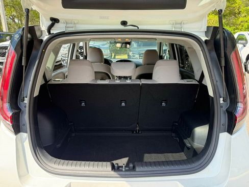 Used 2025 Kia Soul LX w/ LX Technology Package FWD image 8