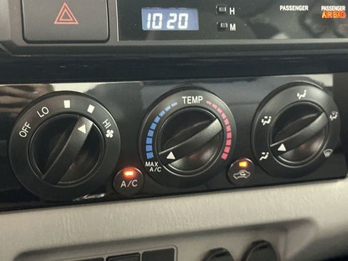 Used 2012 Toyota Tacoma 4x4 Access Cab V6 w/ TRD Sport Pkg image 19