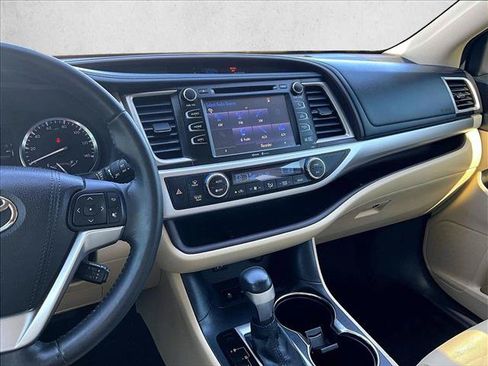 Used 2015 Toyota Highlander XLE FWD image 8