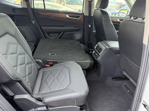 Used 2025 Volkswagen Atlas SE image 30