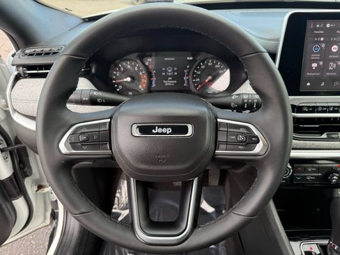 Used 2025 Jeep Compass Latitude AWD/4WD image 16
