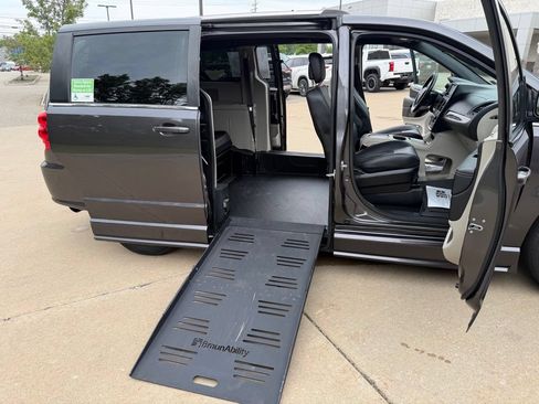 Used 2019 Dodge Grand Caravan SXT FWD image 27